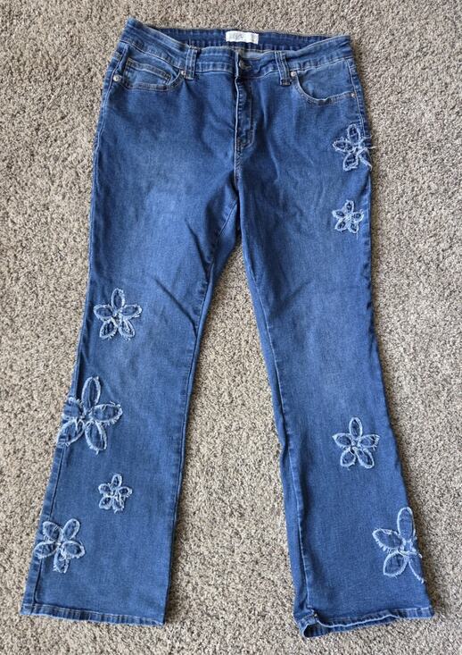 Thread Market Denim - Thread Market Flower Applique Flare Jeans Women’s Size 18 Blue Stretch Denim
